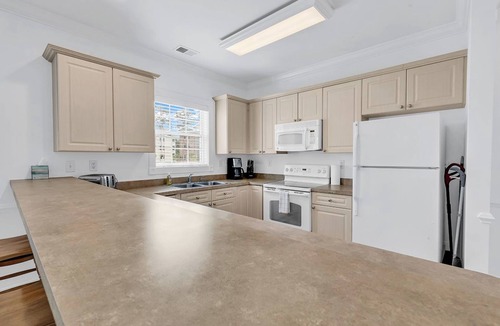 Central Myrtle Beach Villa | Charming 3-bedroom 6 beds villa with elevator and free parking