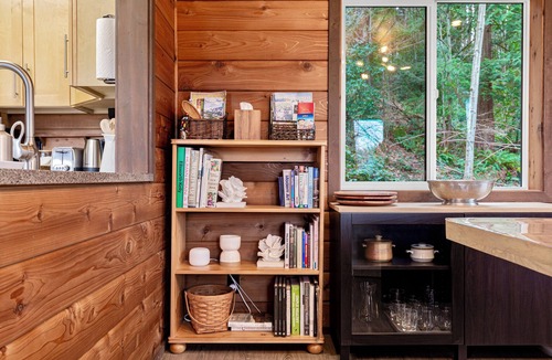 Woodinville Cabin | Charming 3-bedroom cabin in Woodinville with AC, WiFi