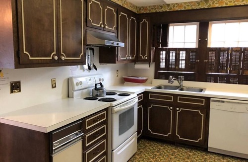 The Pines Cottage | Charming 4-BDR Cottage Just 1 Block from the Beach with A/C & Screened Porches