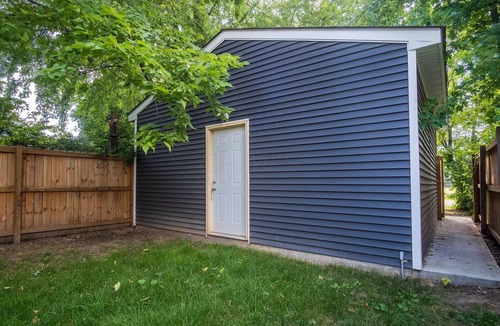 Near East Columbus House | Charming 4 Bedroom Home Near Downtown Columbus with Garage Parking and Backyard.