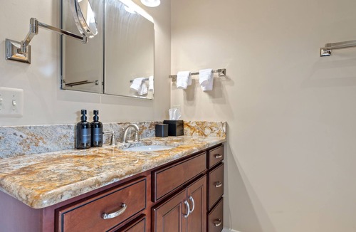 Tuscarora House | Charming 5-bedroom farmhouse in delightful Leesburg, sauna, jacuzzi, fire pit.