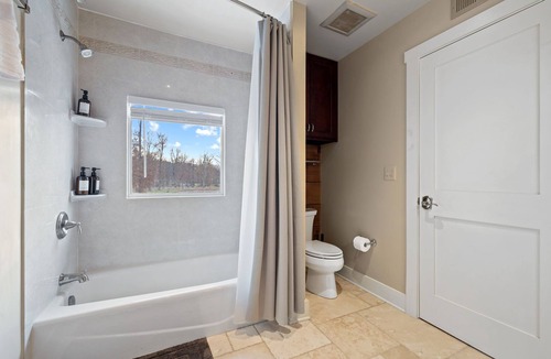 Tuscarora House | Charming 5-bedroom farmhouse in delightful Leesburg, sauna, jacuzzi, fire pit.