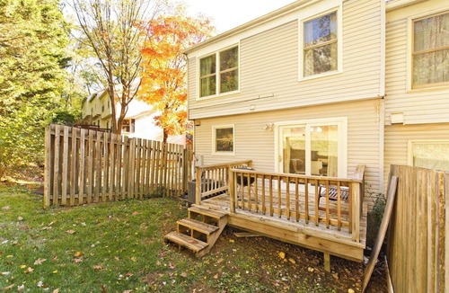 Nauck House | Charming Arlington Townhouse with Garage