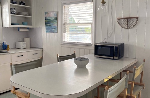 Long Beach Cottage | Charming artist’s cottage near the beach, large lot with beautiful oaks