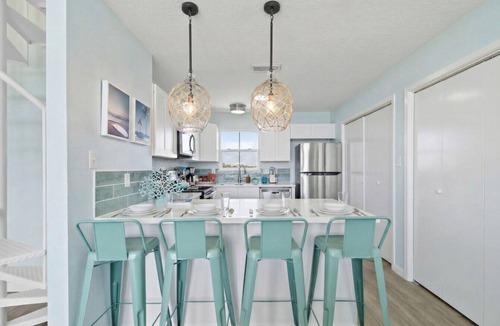 Isla Del Sol House | Charming Bungalow Steps from the Beach w/Fire Pit