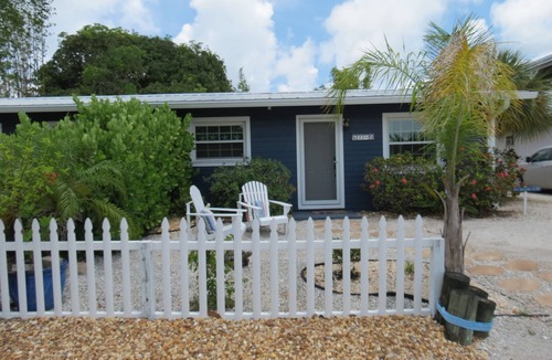 Anna Maria Cottage | Charming cottage in quiet area, close to beach & bay.