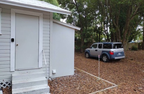 Dixieland Cottage | Charming Dixieland Cottage Walk to Downtown Lakes and Dining