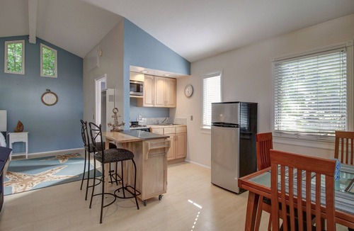 Oak Park Cottage | Charming Downtown Studio w/Secluded Yard - Near State Street