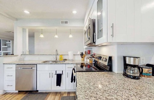 Whitfield House | Charming home w large yard, near Beaches, Sarasota, Bradenton, & the airport