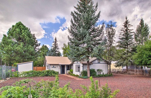 Pinetop-Lakeside Cottage | Charming Lakeside Cottage w/ Patio + Grill!