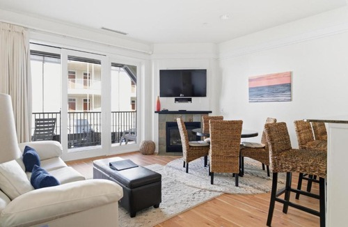 Bay Harbor Apartment | Charming Lodge Suite 261 in Bay Harbor with 1 bedroom and village view.