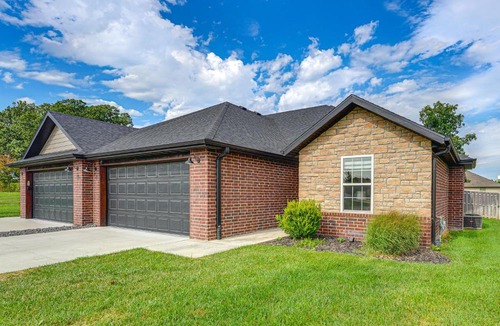 Ozark House | Charming Ozark Abode w/Yard & Pool Access