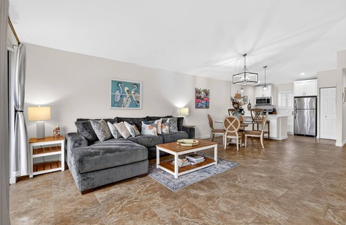 Palm Beach Gardens Cottage | Charming PGA National Getaway -Relax,Dine, and Shop in Florida