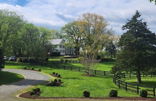 Warrenton Apartment | Charming Presidential Suite with full kitchen - The Inn at Black Horse Manor
