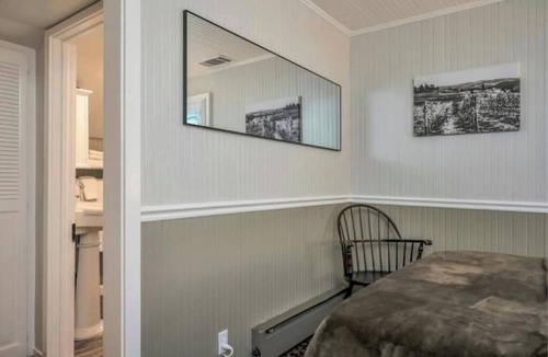 Calistoga Hotel | Charming Queen Room near Downtown Calistoga.