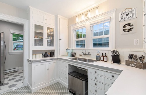 North Admiral Apartment | Charming Retro Modern Steps from the Beach.