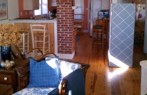 Issue Cottage | Charming Riverfront Cottage for Two with Sunrise Viewing from the Front Porch