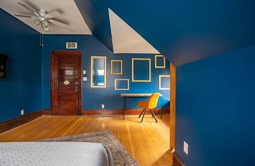 Broadway Hotel | Charming Room in Historic BnB - Rm6
