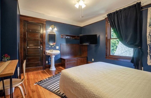 Broadway Hotel | Charming Room in Victorian BnB Parking Avail - Rm3