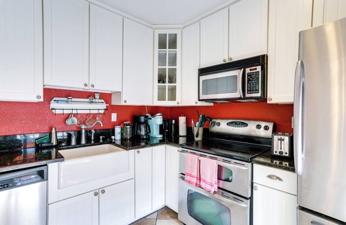 Historic Old Northeast Cottage | Charming St Petersburg Bungalow 2 Mi to Downtown!