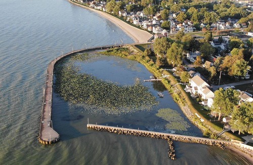 Luna Pier Apartment | Charming studio on the lake with beach access, cozy interior and private entry