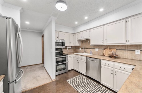 Victorian Village House | Charming townhouse , 1 mile from OSU & Downtown in VIBRANT Short North District.