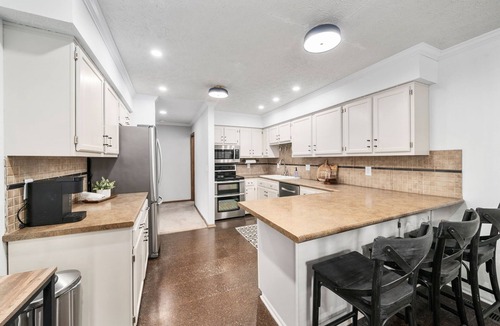 Victorian Village House | Charming townhouse , 1 mile from OSU & Downtown in VIBRANT Short North District.