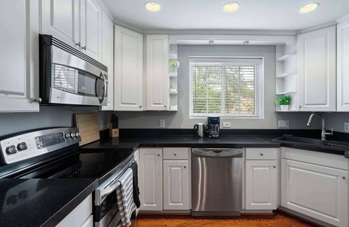 Del Ray House | Charming Townhouse Retreat by CozySuites