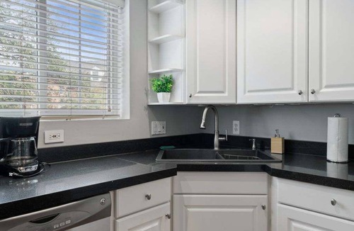 Del Ray House | Charming Townhouse Retreat by CozySuites