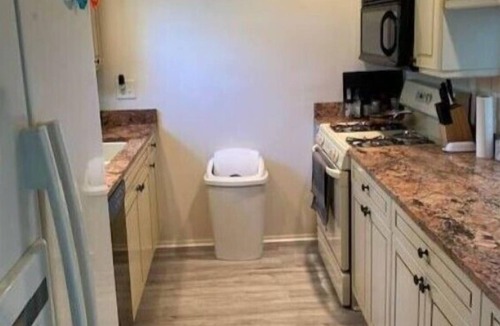 Bayou Oaks Villa | Charming Villa in Village Gardens, Close to Airport, Downtown, Shopping & Restaurants.