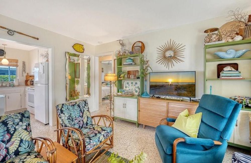 Sarasota Apartment | Charming Vintage Lido Key Villa - Steps to Beach !