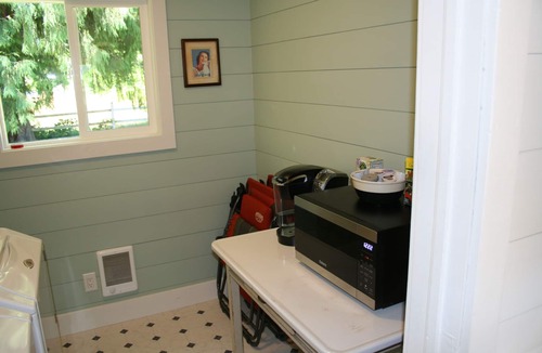 Mapleton Cottage | Charming waterfront cottage with fireplace and deep water dock