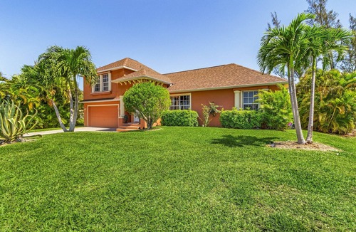 Pelican Villa | Charming waterfront 3-bedroom Villa with AC and Pool in welcoming Cape Coral