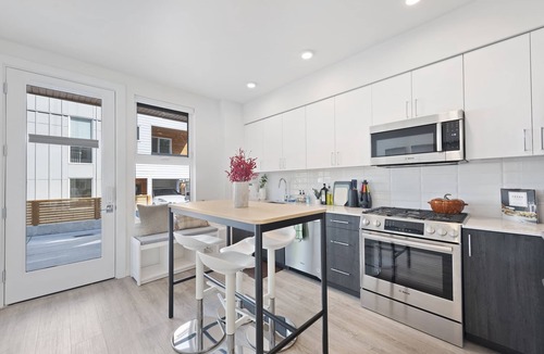 Windermere House | Cheerful 3-bedroom New Townhouse near UW/Seattle Children's, Free Parking, AC