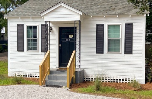Beaufort Cottage | Cheerful tiny home by the Bay