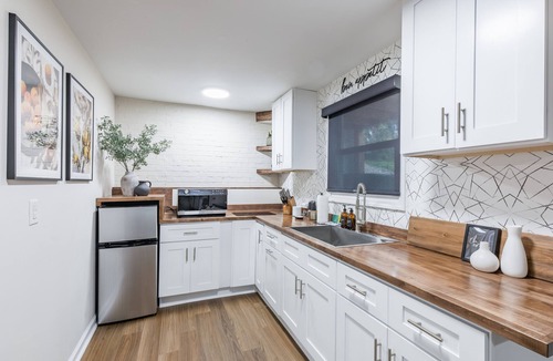 East Side House | Chic 4BR/3BA House – 10 min to Mercedes‑Benz – Private Deck + BBQ