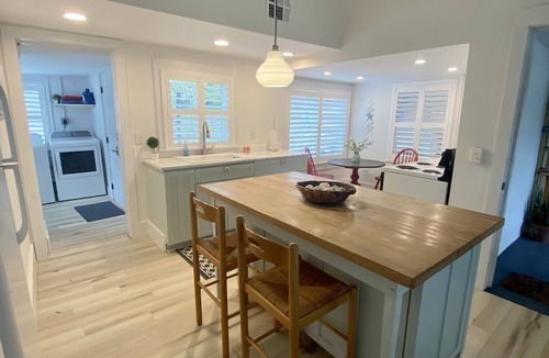 Vamo Cottage | Chic cottage, Vamo area, close to beaches, pet friendly, kayaks, large backyard
