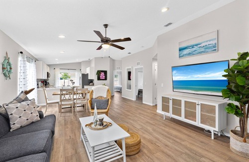Central Sarasota House | Chic downtown gem-The cocoanut hut , hot tub and bbq night