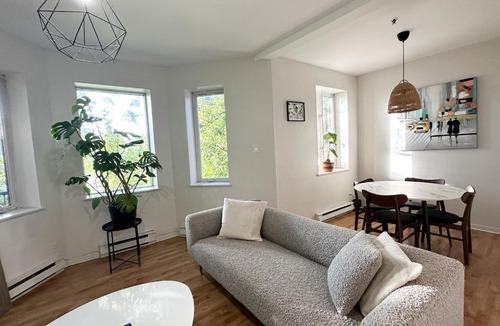 Cote-Des-Neiges—Notre-Dame-De-Grace Apartment | Chic & Fully Furnished 2-Bedroom Apartment in Prestigious Westmount