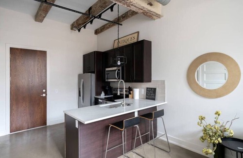 Italian Village Apartment | Chic Renovated Flat - Free Private Parking