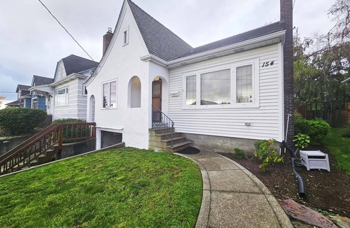 Phinney Ridge House | Classic Phinney Ridge Gem, Renovated 4BR Walk to Green Lake & Woodland Park Zoo