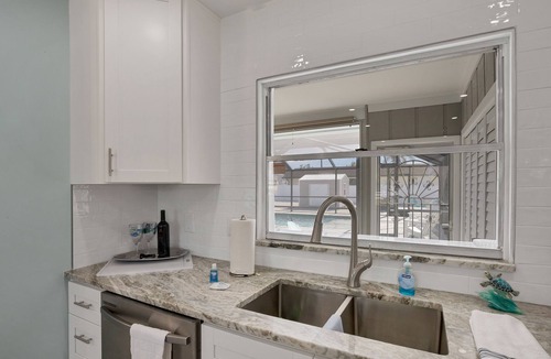 Grove City Apartment | CLEAN,Great Location,Dockage Available,HEATED Pool,3 Units, HUGE Back yard.Apt A