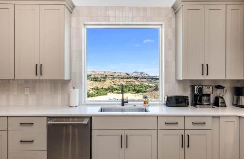 Toquerville House | Cliffside Modern Villa - Hot Tub Stunning Views