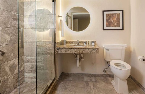 West Laurel Hotel | Close to Laurel Park with On-site Dining & Gym