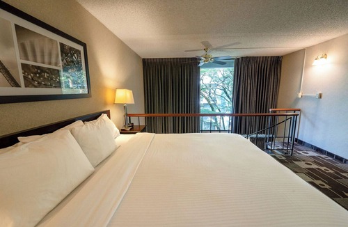 Wilburton Hotel | Close to Local Hospital! Seasonal Pool & Parking! Near Bellevue Square!