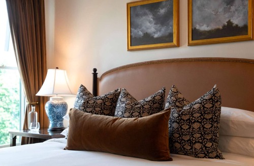 Leesburg's Old and Historic District Hotel | Close to Wineries + Sauna & On Site Dining