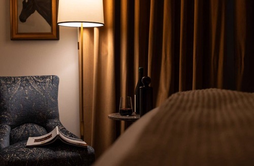 Leesburg's Old and Historic District Hotel | Close to Wineries + Sauna & On Site Dining