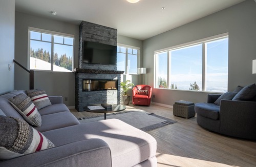Silver Star Mountain Hotel | Closest to the Gondola – Spacious 3-Bedroom Property w/Hot Tub, Ski-In/Ski-Out & Stunning Views