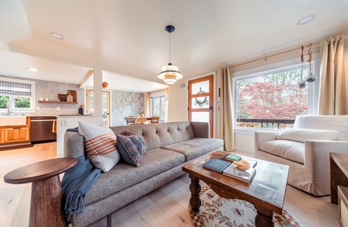 Maple Leaf Cottage | Cloud Cottage - Private oasis 10 mins to downtown Seattle
