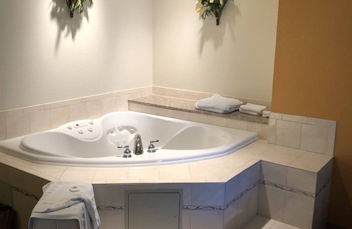 Cloverdale Hotel | Cloverdale Wine Country Inn & Suites